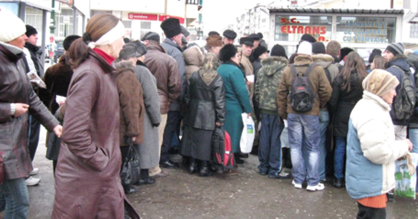 Elevii şi pensionarii s-au îngrămădit pentru abonamente 