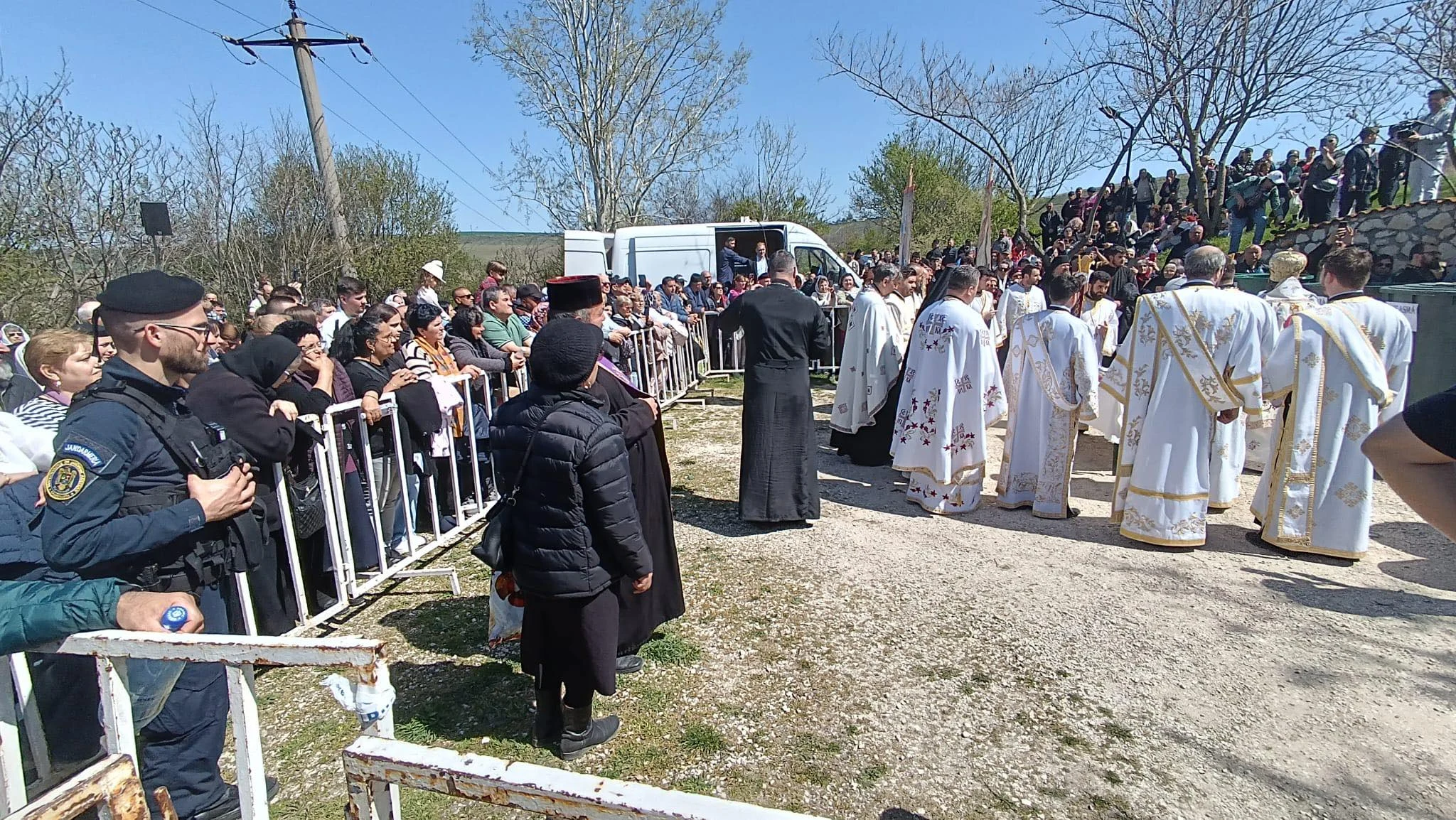 Procesiune cu sute de credincioși la Dervent, de Izvorul Tămăduirii
