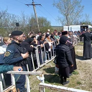 Procesiune cu sute de credincioși la Dervent, de Izvorul Tămăduirii