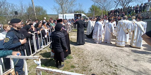 Procesiune cu sute de credincioși la Dervent, de Izvorul Tămăduirii