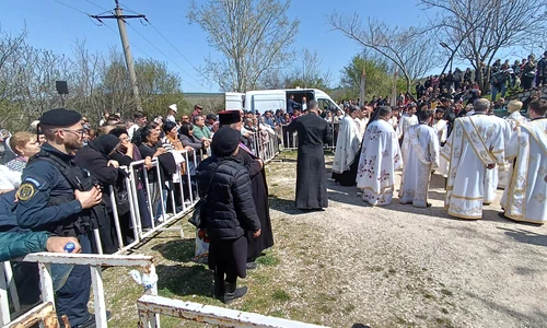 Procesiune cu sute de credincioși la Dervent, de Izvorul Tămăduirii