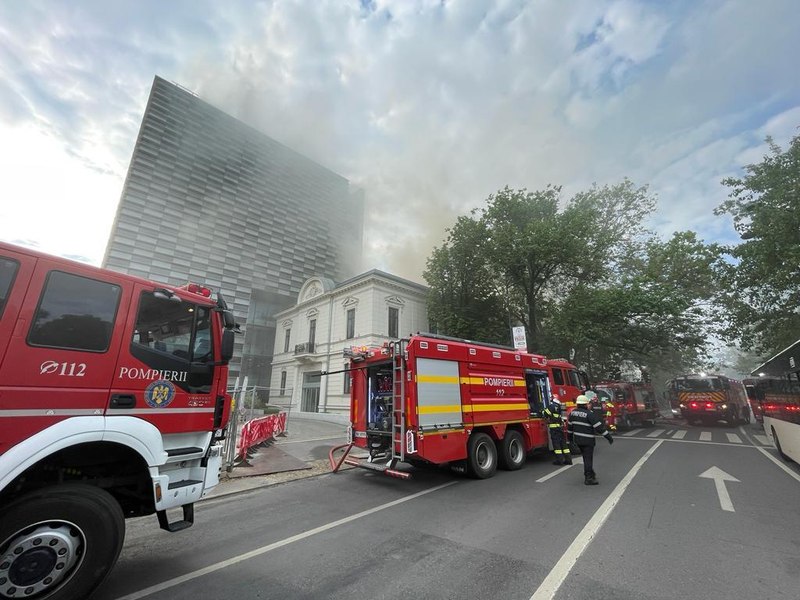 Incendiu în Dorobanți, la mansarda unei clădiri. Traficul este blocat complet