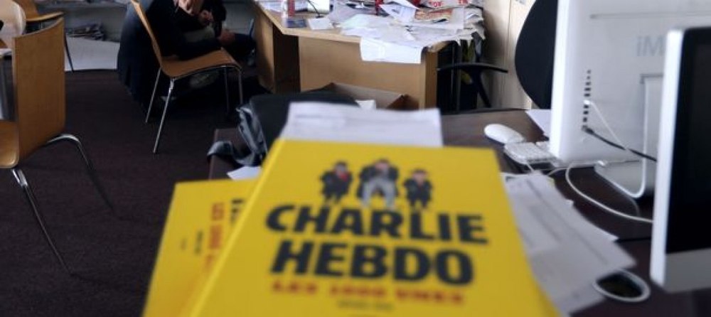 Elvețienii dau în judecată Charlie Hebdo, după ce a publicat o caricatură despre tragedia din Crans-Montana: „Arșii schiază”
