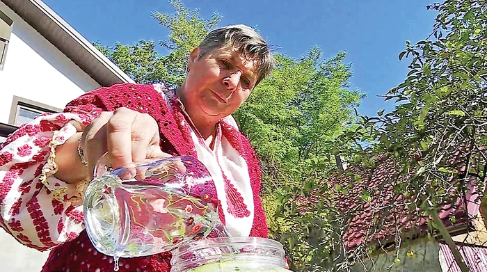 Tanti Găbiţa pune o jumătate de litru de saramură la cinci litri de apă