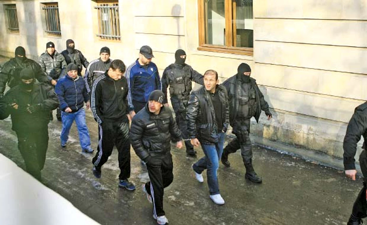 Foto: adevărul Eugen Preda (în geacă de piele), şeful clanului, a fost arestat în 2009 tot pentru trafic de droguri şi de arme