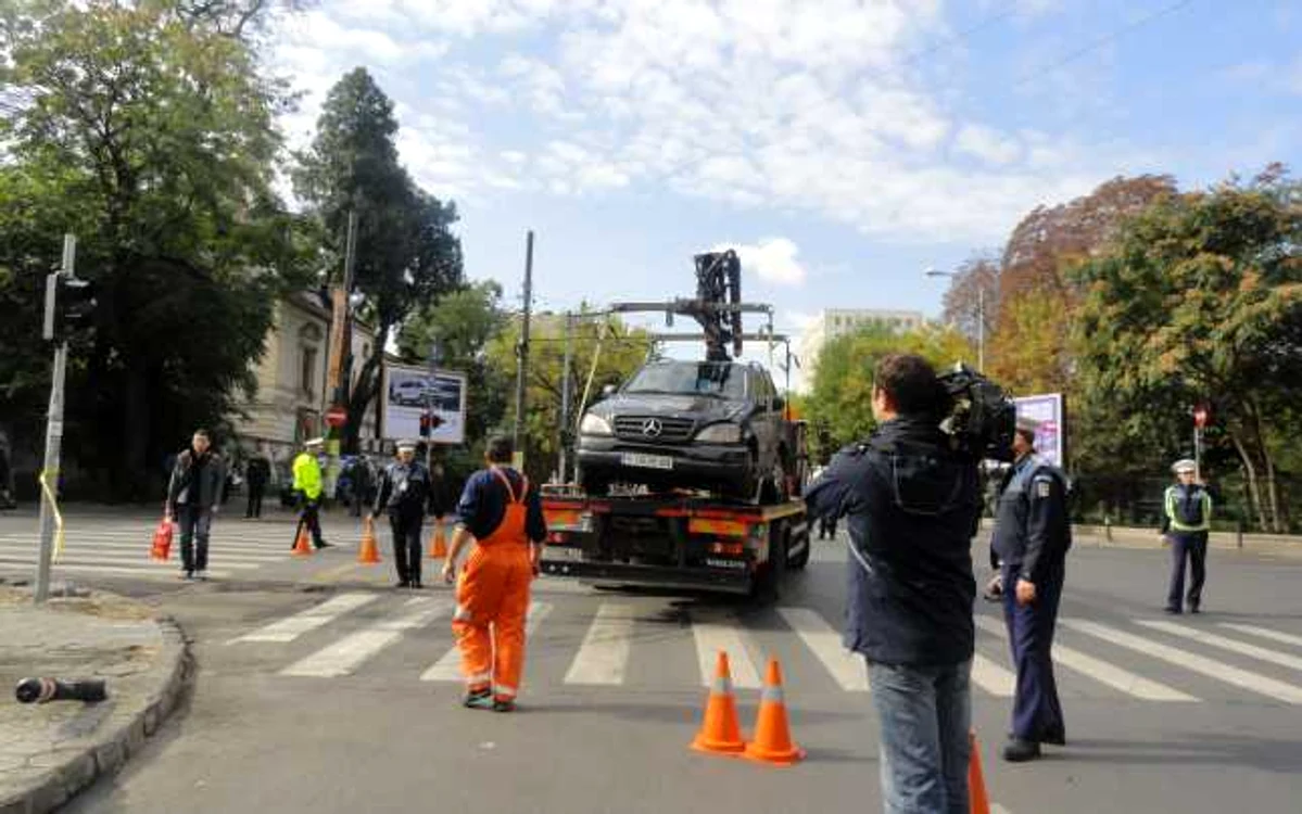 Echipele de descarcerare au ridicat cele doua autoturisme de pe trotuar