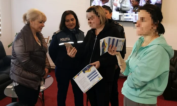 Refugaţii au primit pliante cu numerele de urgenţă şi informaţii utile FOTO: IPJ Olt