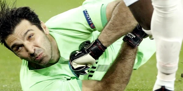 Portarulechipei Paris Saint German Gianluigi Buffon priveşte înscrierea primului gol în mediul din Legia Campionilor dintre echipa sa şi Manchester United desfăşurat pe stadionul Parc des Princes din Paris. FOTO EPA-EFE