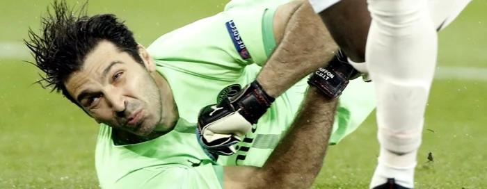 Portarulechipei Paris Saint German Gianluigi Buffon priveşte înscrierea primului gol în mediul din Legia Campionilor dintre echipa sa şi Manchester United desfăşurat pe stadionul Parc des Princes din Paris. FOTO EPA-EFE