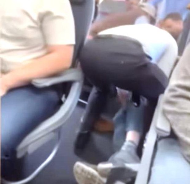 Un pasager a încercat să deschidă ușa avionului în timpul zborului. Aeronava a revenit pe aeroportul de unde a decolat VIDEO