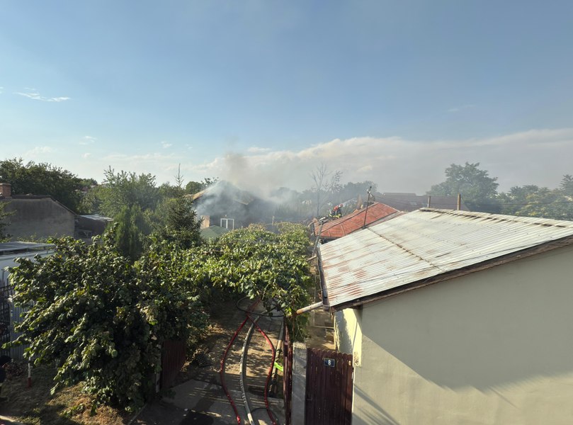 Două case și un garaj dintr-o comună din Ilfov, cuprinse de flăcări. Patru persoane au fost intoxicate cu fum