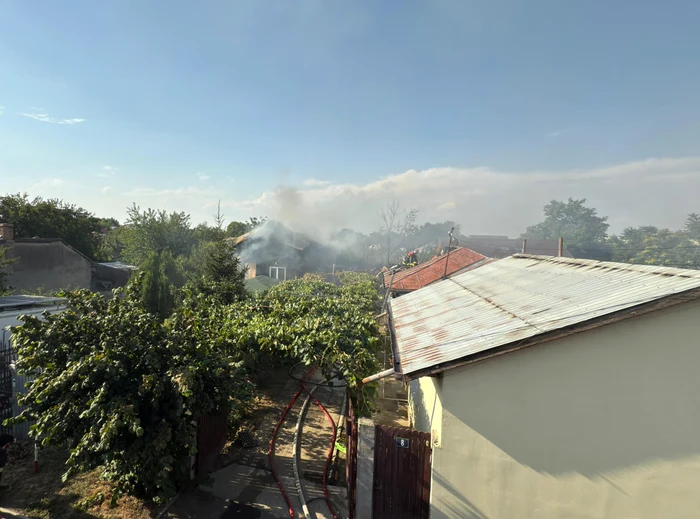 Incendiul s-a produs la două case Foto: ISU