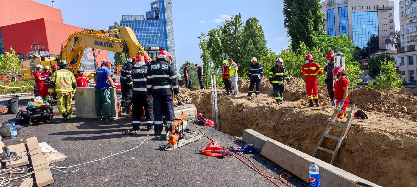 Nici căldura, nici ziua liberă nu i-a putut ţine pe muncitori acasă