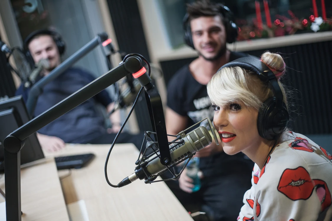 Corina Bud este în latex şi în aer, în videoclipul “Nimeni altcineva”, alături de Dorian Popa