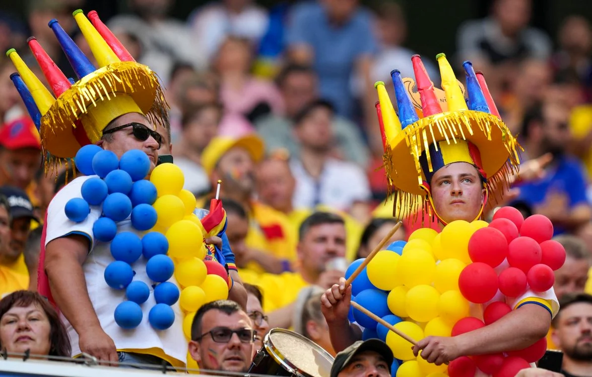 Originalitatea costumelor fanilor români a atras atenția pe stadion (FOTO: Profimedia)
