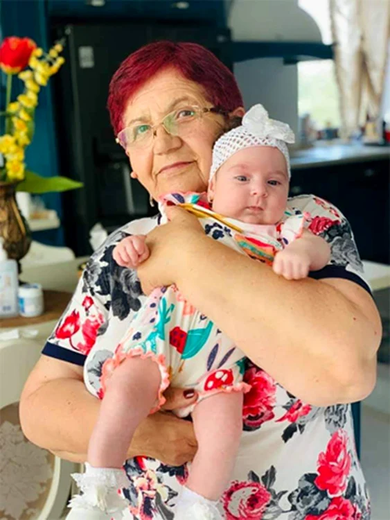 
    Mama lui Marius are grijă de fetiță  