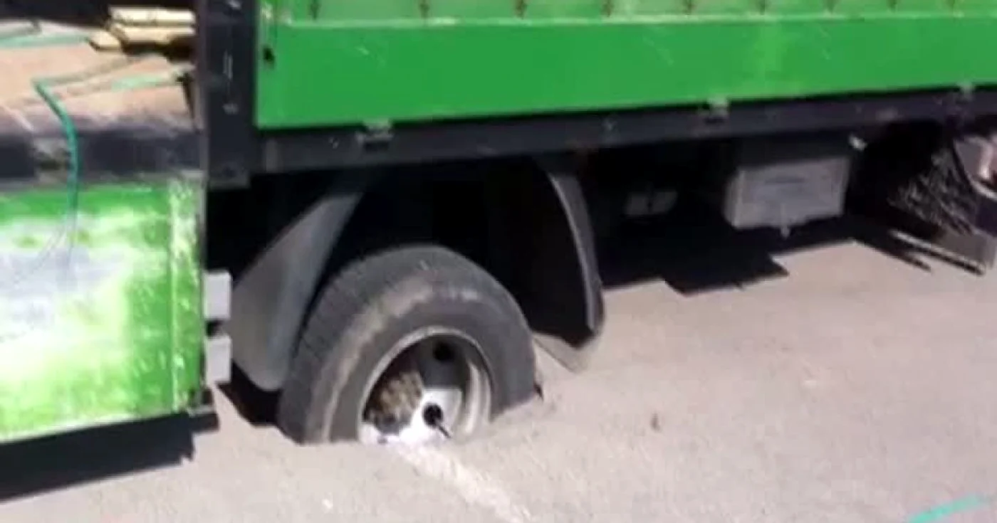 Camionul a rămas blocat cu roțile din spate. Foto: rtv.net