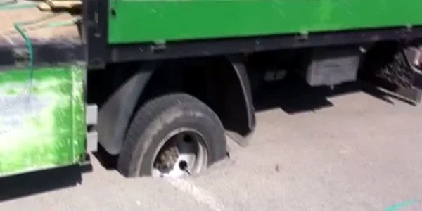 Camionul a rămas blocat cu roțile din spate. Foto: rtv.net