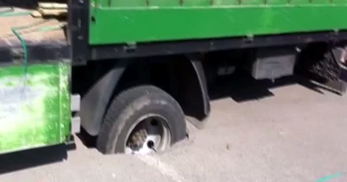 Camionul a rămas blocat cu roțile din spate. Foto: rtv.net