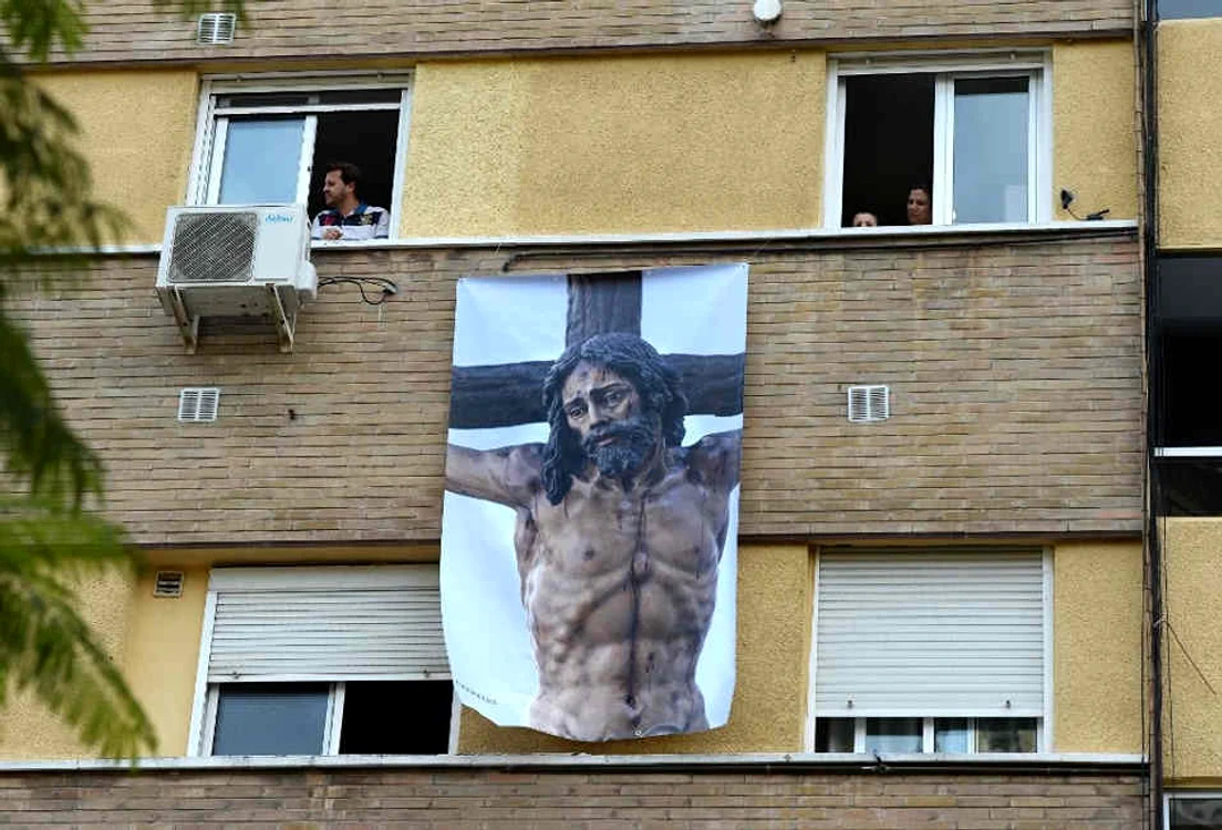 
    Candela se aprinde la miezul nopții  