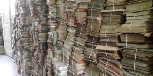 Cărţile care vor ajunge la reciclare FOTO Ştefan Both