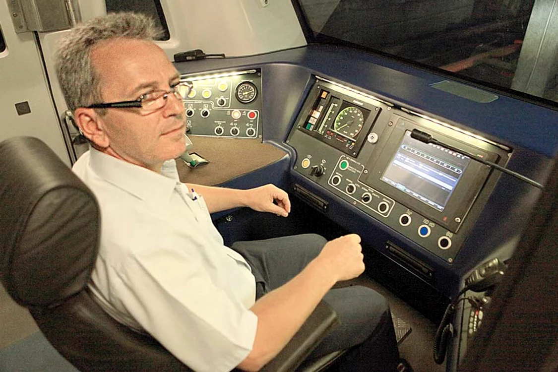 Mihai este încântat de  noul tren pe care îl va  conduce prin subteran