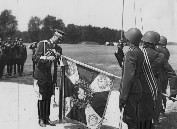 12  Regele Carol al II lea decorează cu Ordinul Mihai Viteazul drapelul Regimentului de infanterie 57 1937 jpg jpeg