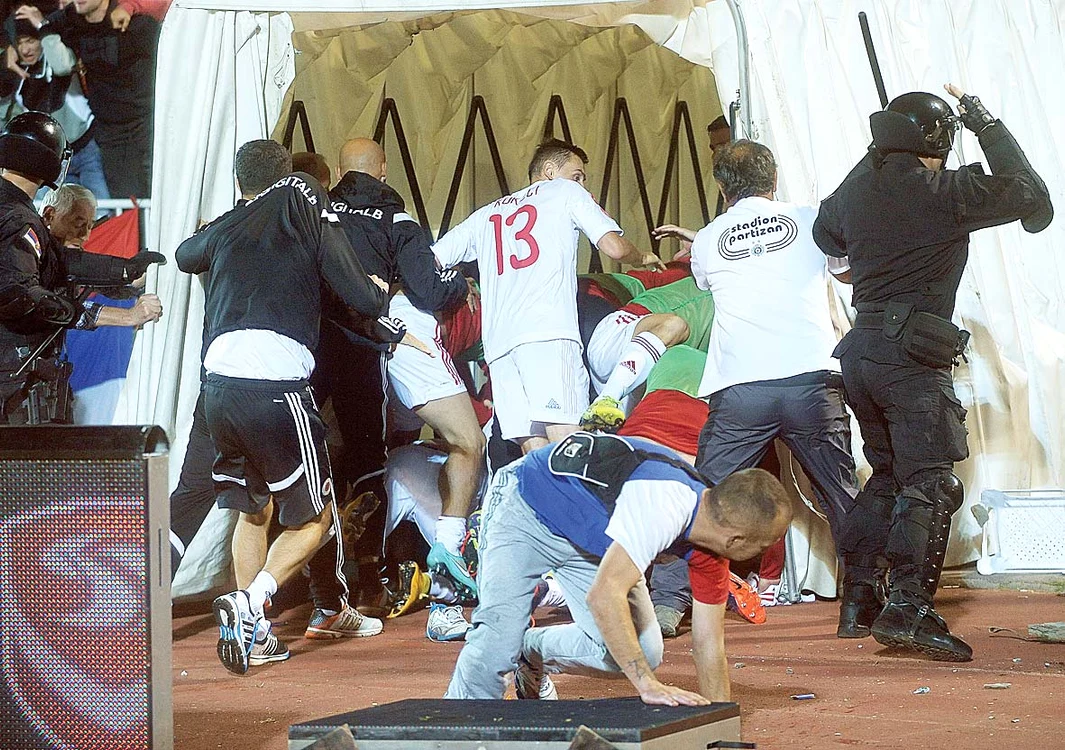 . Jucătorii albanezi  au reuşit cu greu  să se refugieze pe  tunelul ce ducea la cabine, ei fiind ţinta  obiectelor aruncate  din tribune
