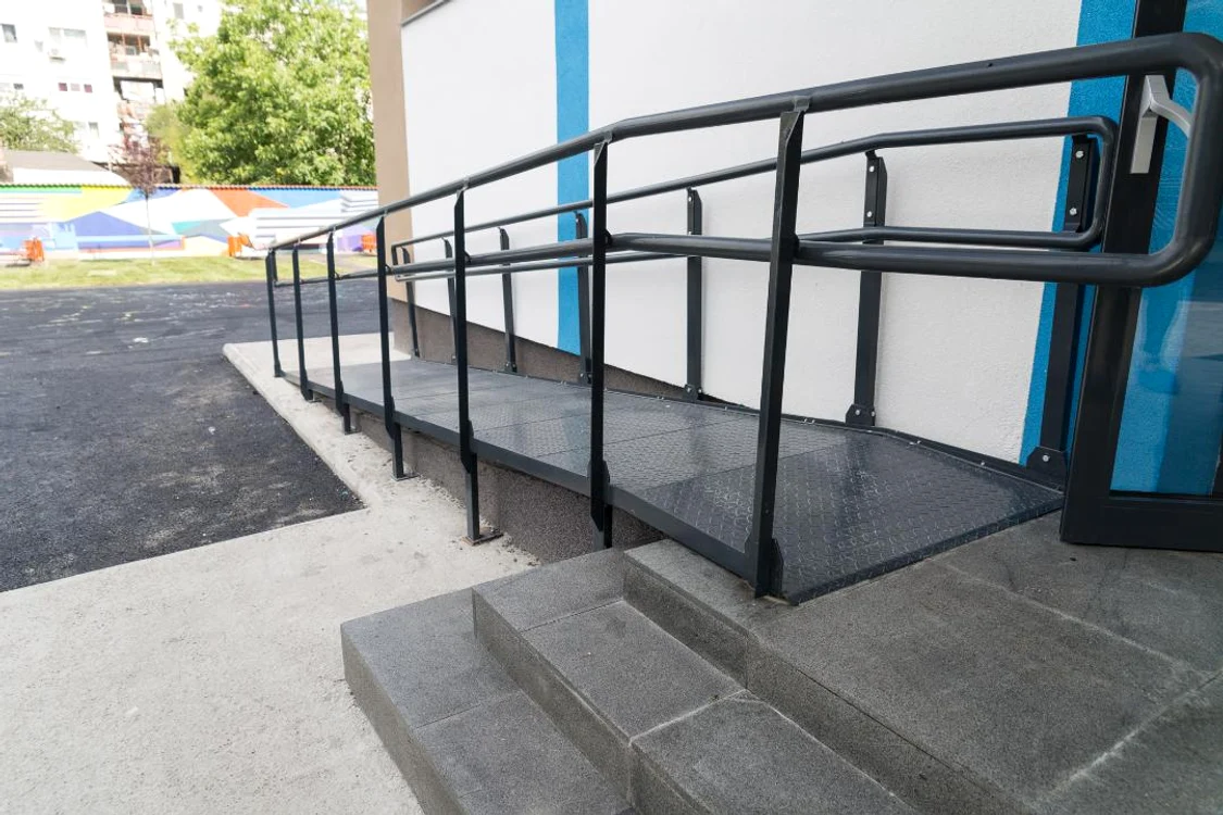 Școala are prevăzută și rampă pentru persoanele cu handicap