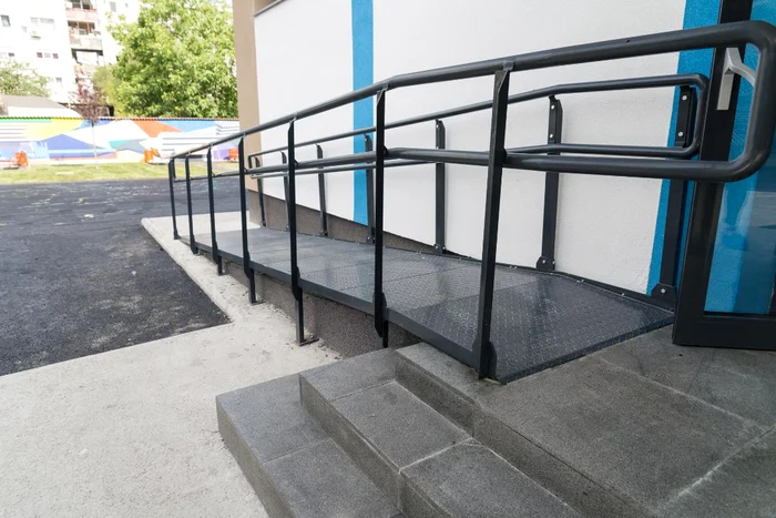 Școala are prevăzută și rampă pentru persoanele cu handicap