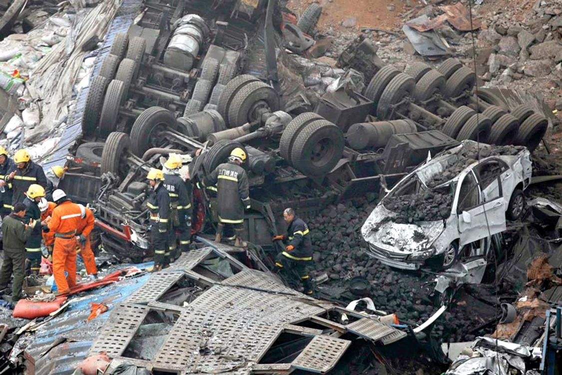 Explozia s-a produs la etajul 51 al unei  clădiri de birouri (Fotografii:Reuters)
