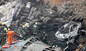 Explozia s a produs la etajul 51 al unei  clădiri de birouri (Fotografii:Reuters) jpeg