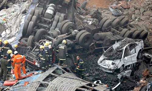 Explozia s a produs la etajul 51 al unei  clădiri de birouri (Fotografii:Reuters) jpeg