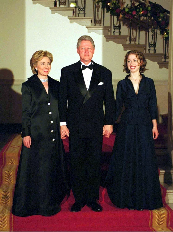 Hillary și Bill Clinton, alături de fiica lor, Chelsea