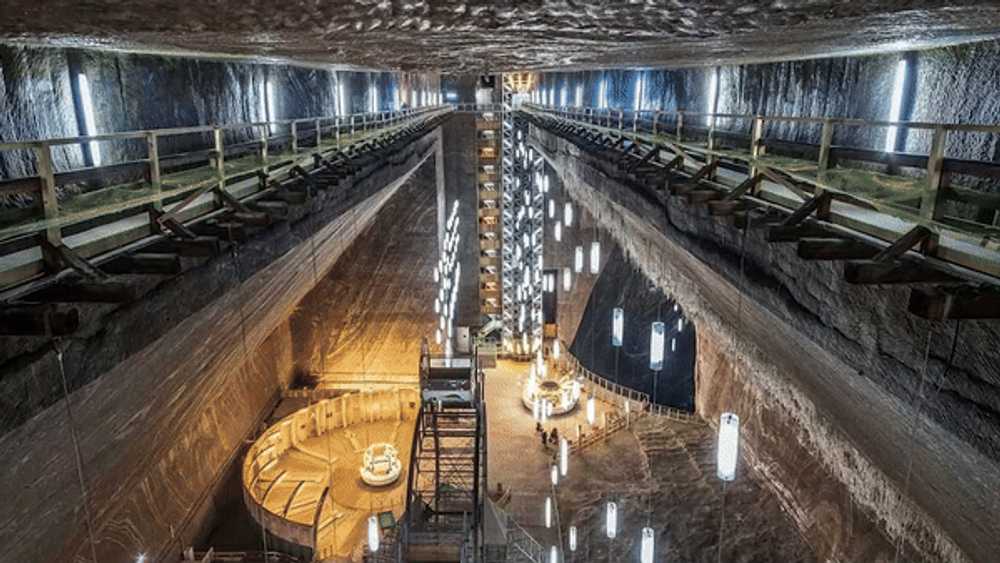 Cum va arăta Salina Turda: va fi amenajată o nouă mină de 10 mii de metri care va avea și cinci lifturi panoramice și un râu artificial