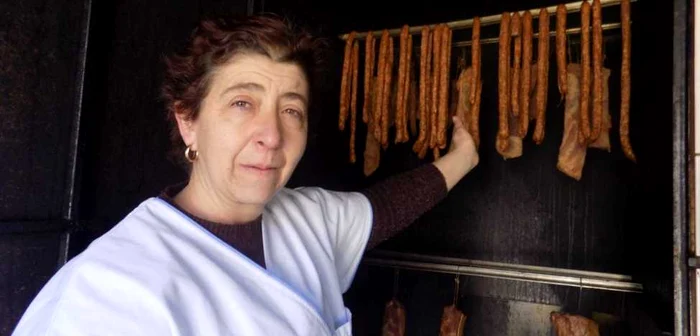 Maria Oancea face cârnaţii după o reţetă veche de mai bine de 100 de ani - FOTO Ramona Găină