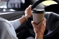 Cafea la volan - masina FOTO Shutterstock 