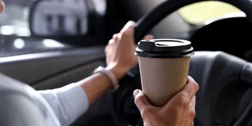Cafea la volan - masina FOTO Shutterstock 