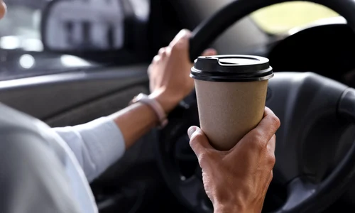Cafea la volan - masina FOTO Shutterstock 