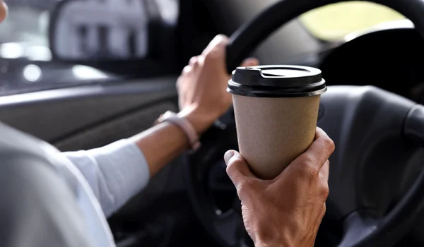 Cafea la volan - masina FOTO Shutterstock
