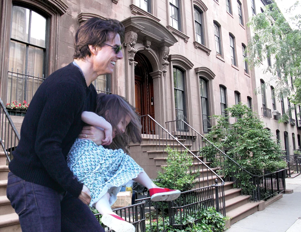 
    Tom Cruise s-a gândit  să le facă o surpriză  fetelor sale, Suri şi Katie  Holmes, cumpărând o  ditamai căsoaia în  inima New York-ului  