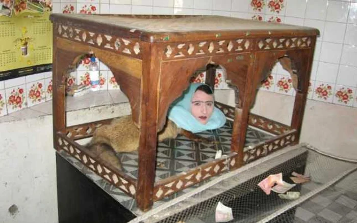 Bărbatul este foarte încântat de meseria lui bizară FOTO: Odditycentral.com