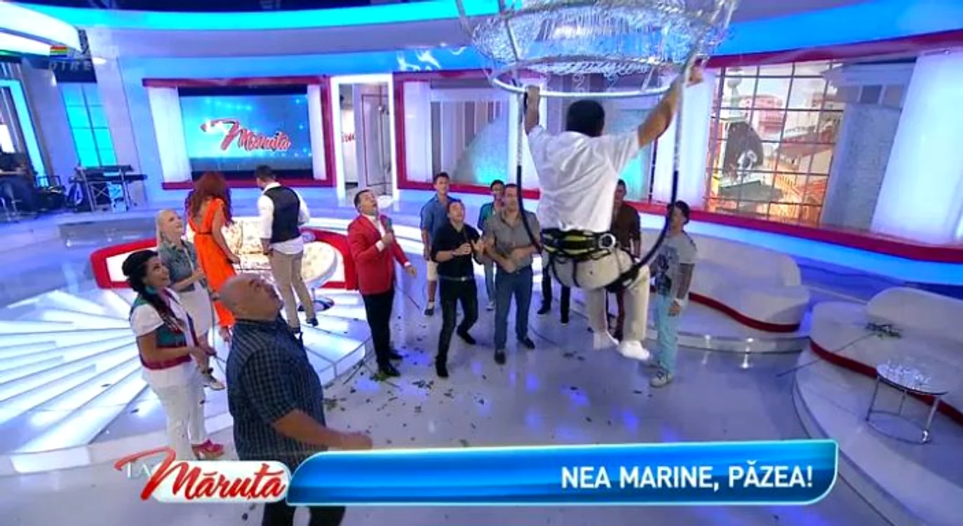 Nea Marin a fost suspendat de un candelabru, ca pedeapsă pentru cum s-a purtat la "Serviţi, vă rog" (captură: PRO TV)