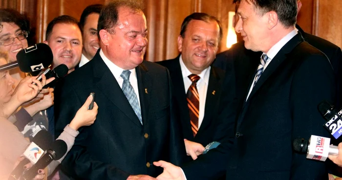 Vasile Blaga şi Crin Antonescu au bătut palma pentru o nouă alianţă FOTO Mediafax