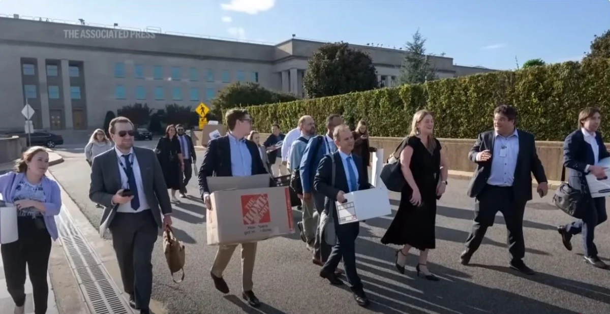 Protest fără precedent la Pentagon. Zeci de ziarişti şi-au predat legitimaţiile şi au părăsit clădirea, refuzând restricţiile impuse de Pete Hegseth