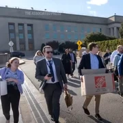 jurnalitii parasesc pentagonul protest 1 captura video AP jpg