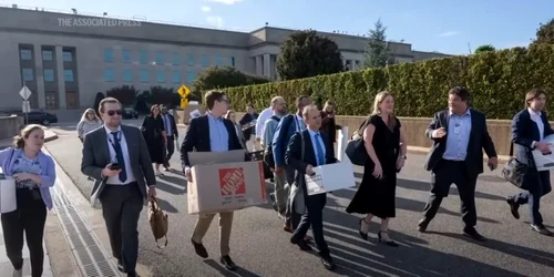 jurnalitii parasesc pentagonul protest 1 captura video AP jpg
