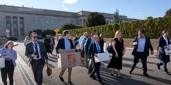 jurnalitii parasesc pentagonul protest 1 captura video AP jpg