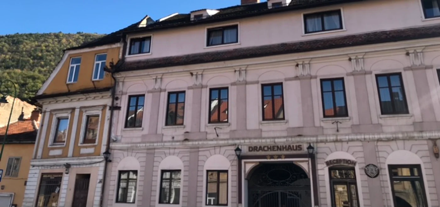 Hotelul Drachenhaus se află la 250 de metri de Piața Sfatului foto: Alina Erimia 
