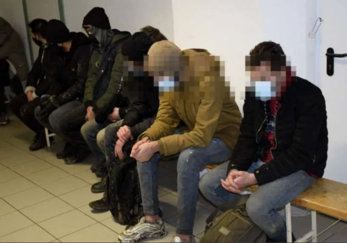 O parte dintre sirienii care urmau să fie transportaţi ilegal în Austria FOTO szoljon.hu